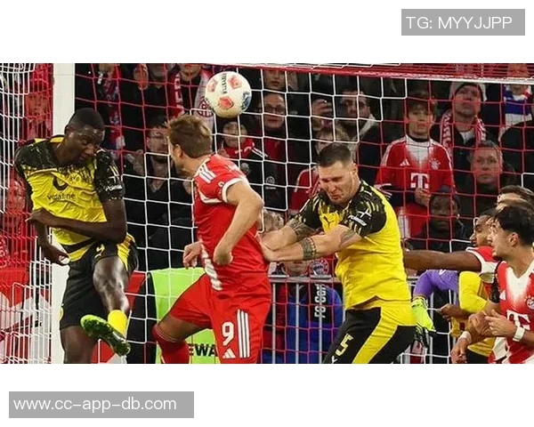 多特球员与教练对漏判点球提出质疑主裁回应拉扯轻微且无效 多特球员与教练对漏判点球提出质疑主裁回应拉扯轻微且无效