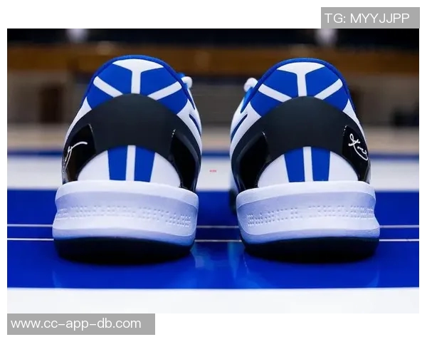 杜克大学发布独特白蓝配色Kobe5球鞋引发球迷热议 杜克大学发布独特白蓝配色Kobe5球鞋引发球迷热议