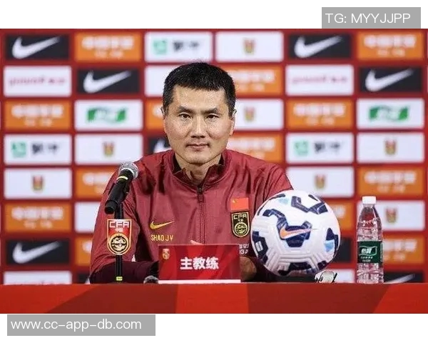 国足主帅邵佳一访问皇马与弗洛伦蒂诺合影并获赠象征荣誉的10号球衣