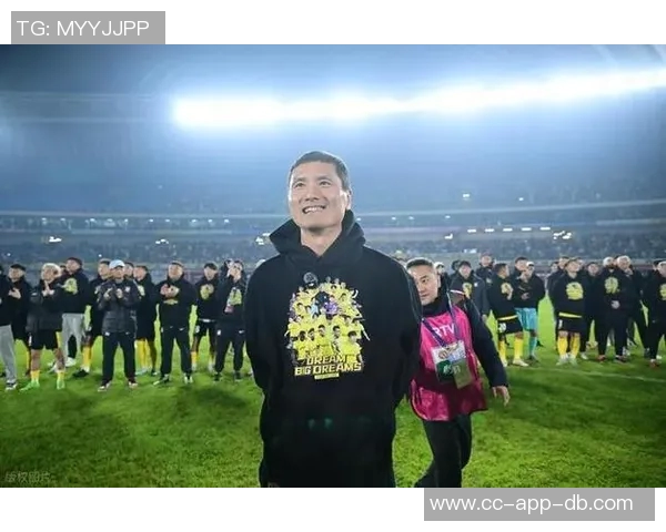 国足主帅邵佳一访问皇马与弗洛伦蒂诺合影并获赠象征荣誉的10号球衣